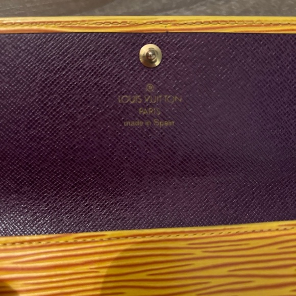 Louis Vuitton Epi Leather Long Wallet Bifold - Picture 4 of 9